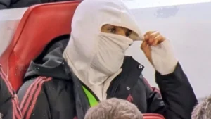 محمد صلاح يقبع بقناع أبيض على مقاعد بدلاء ليفربول أمام سندرلاند ويثير التساؤلات حول وضعه الفني